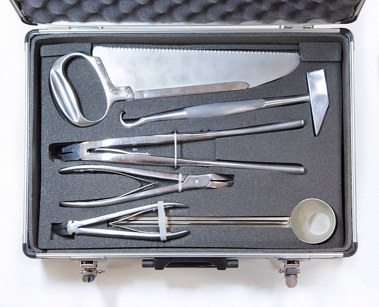 Набор инструментов для аутопсии в алюминиевом кейсе